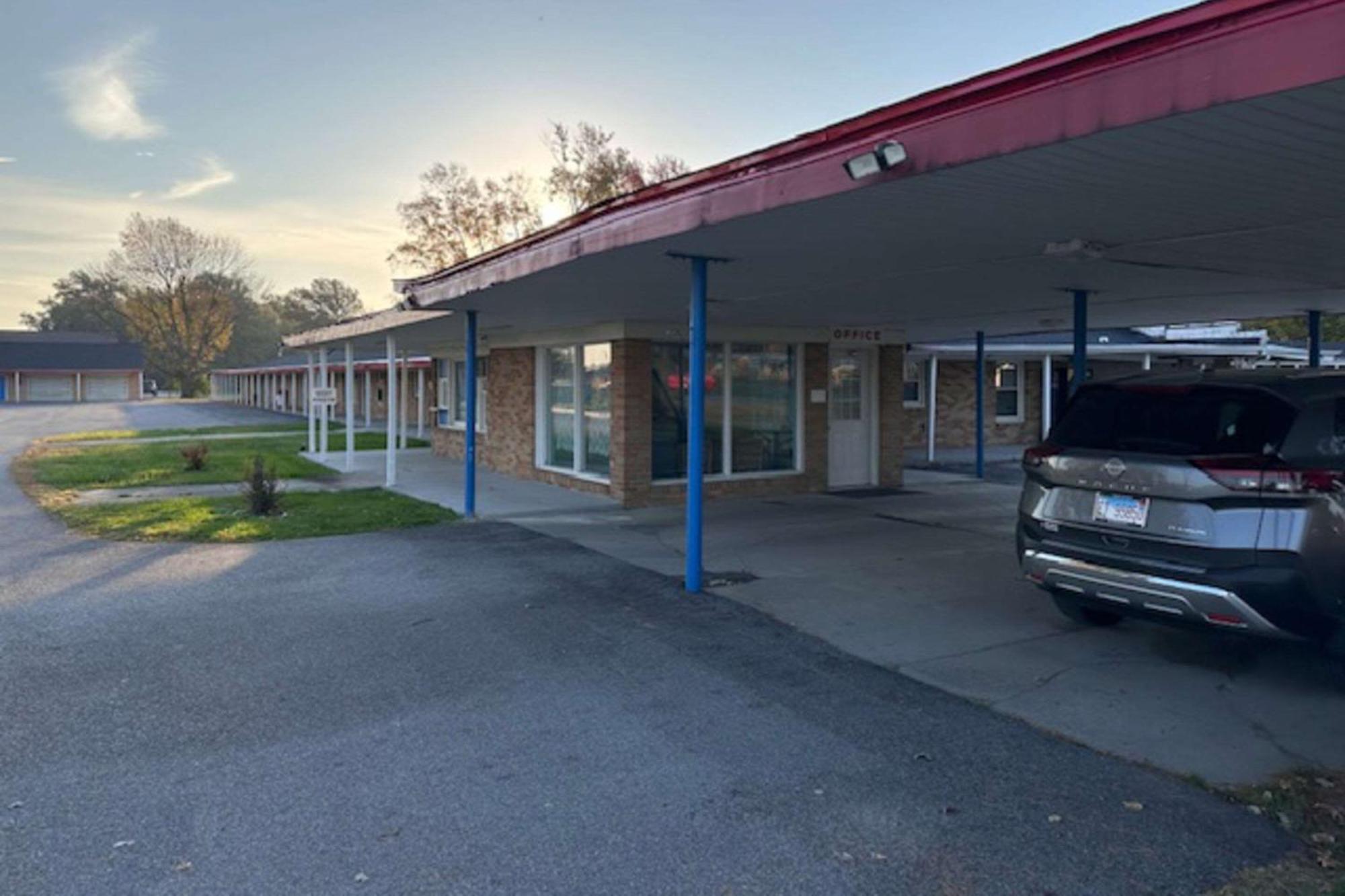 Rodeway Inn Flora Exterior photo